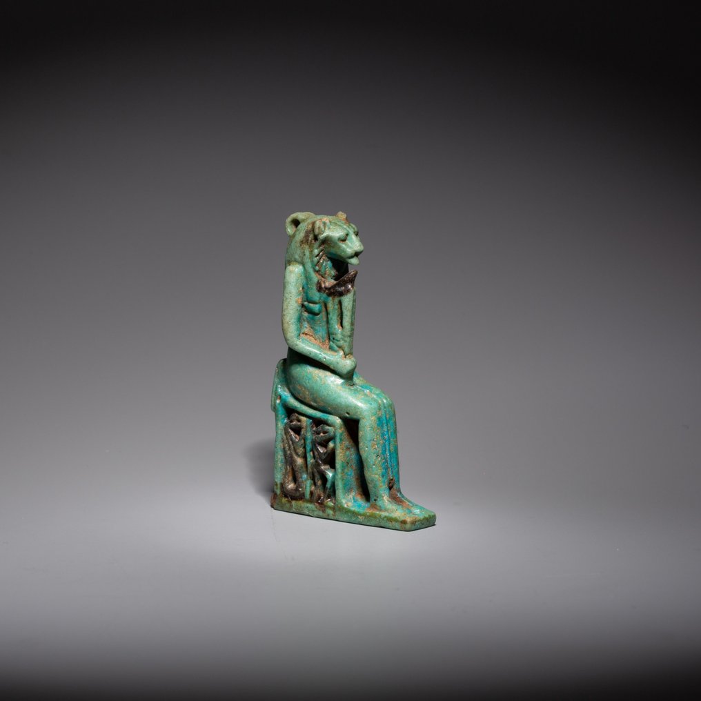 古埃及 Faience 塞赫麦特女神的护身符。晚期，公元前 664 - 323 年。细节精美。高 5 厘米。 #1.2