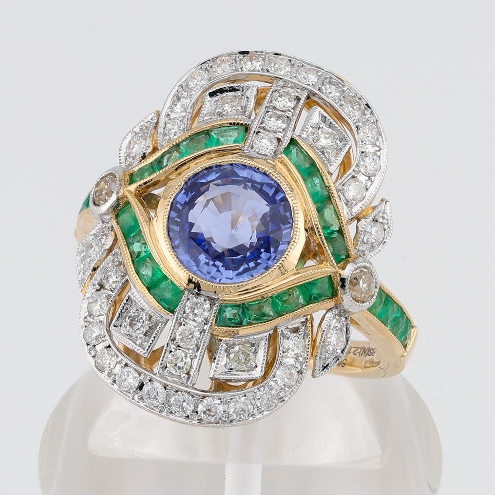 (GIA Certified) - (Sapphire) 2.19 Ct - (Emerald)  0.58 Cts (24) Pcs - (Diamond)  0.54 Cts (40) Pcs - 14 kt zweifarbig - Ring #1.2