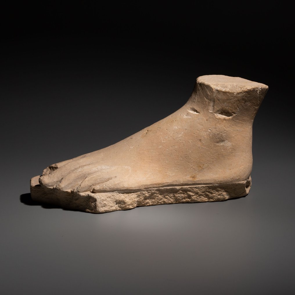 古埃及 硬化石灰石 雕塑家的脚形模型。托勒密时期，公元前 332-30 年。长 15 厘米。西班牙出口 #1.2