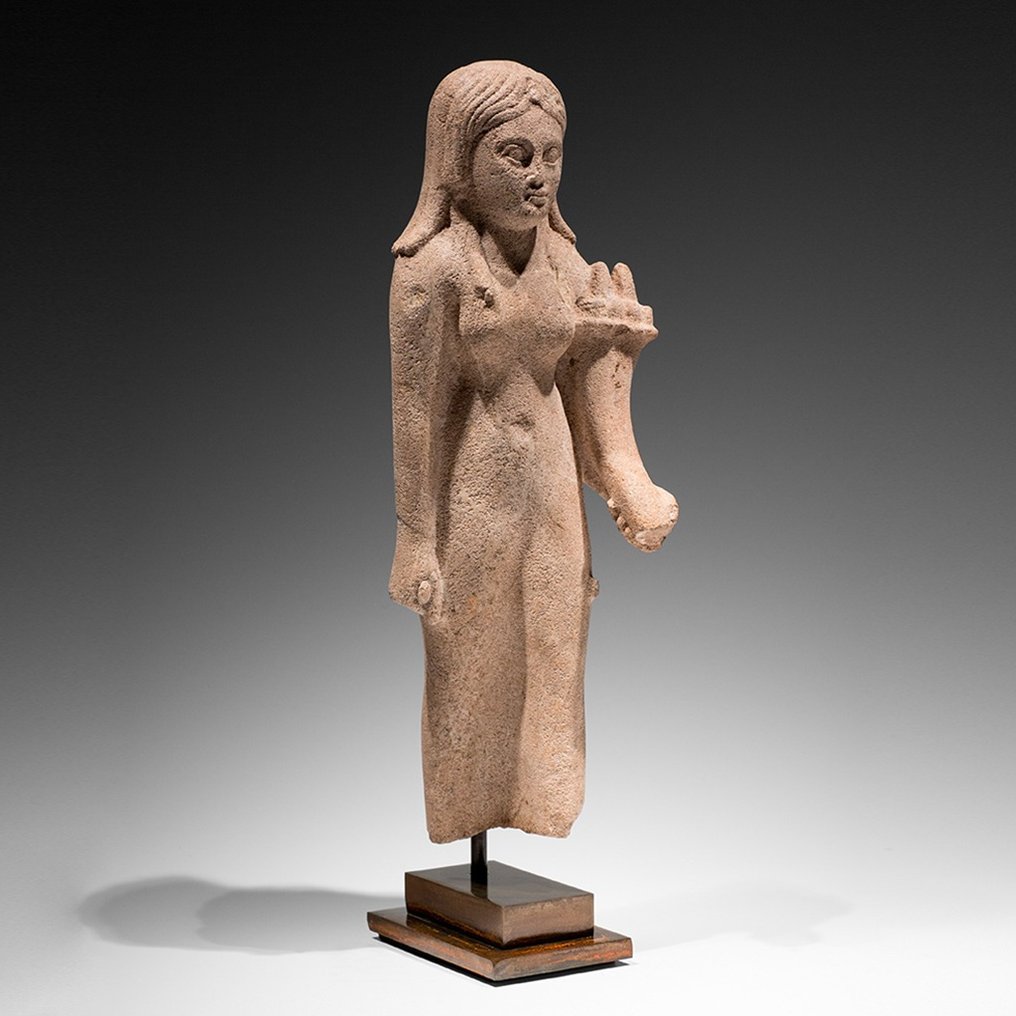 古埃及 硬化石灰石 女王的雕塑。托勒密時期 西元前 332-30 年。 36.5 公分高。西班牙出口許可證。 #2.1