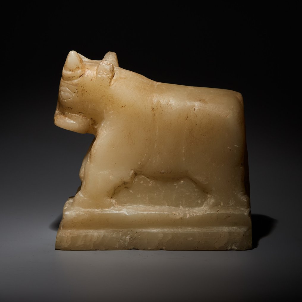 Regno di Saba Alabastro Figura del toro. Fine del I millennio a.C. 13,5 cm L.Es. Colle Antonovich. Licenza di esportazione #2.1
