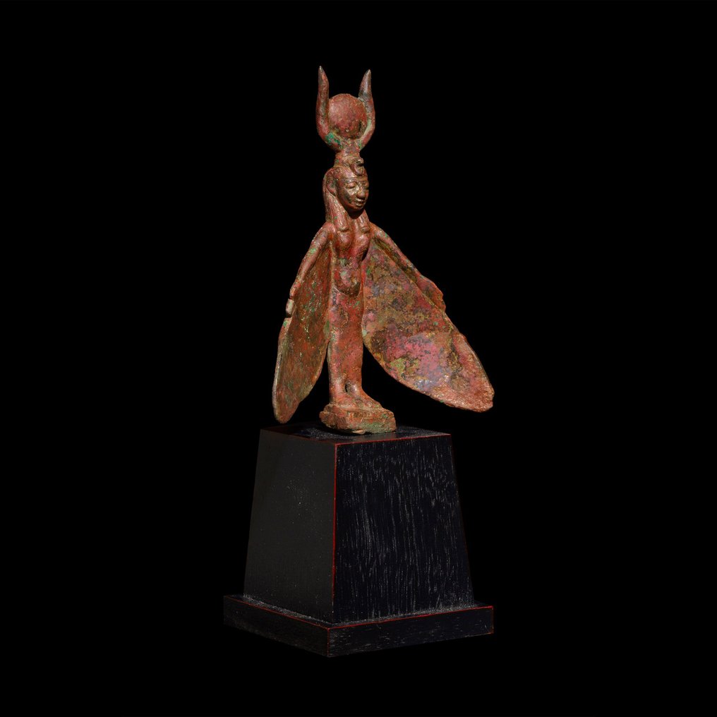 Ókori egyiptomi Bronz Ízisz szárnyas istennő. Késői időszak, ie 664-341. 12 cm magas. Spanyol kiviteli engedély. #3.3