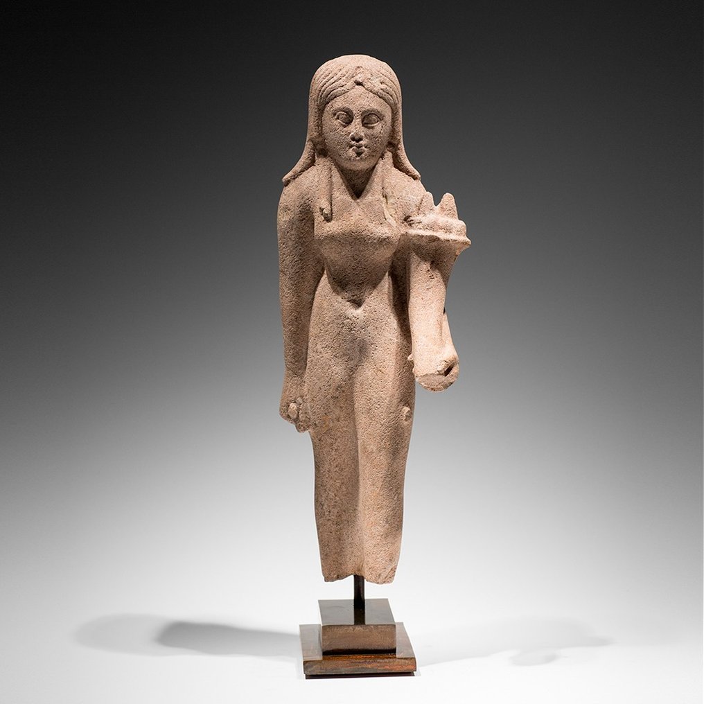 Oud-Egyptisch Geharde kalksteen Sculptuur van een koningin. Ptolemeïsche periode 332-30 v.Chr. 36,5 cm H. Spaanse exportvergunning. #3.2