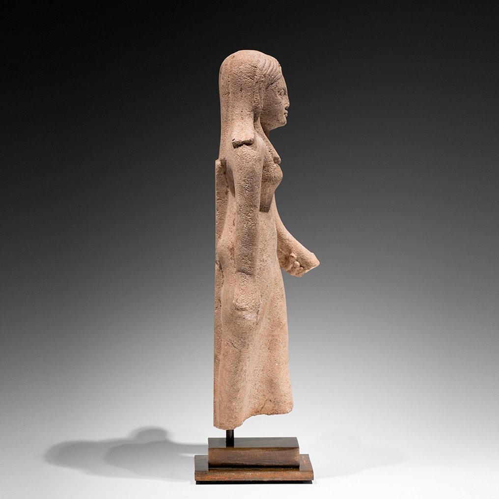 古埃及 硬化石灰石 女王雕塑。托勒密时期，公元前 332-30 年。高 36.5 厘米。西班牙出口许可证。 #3.3