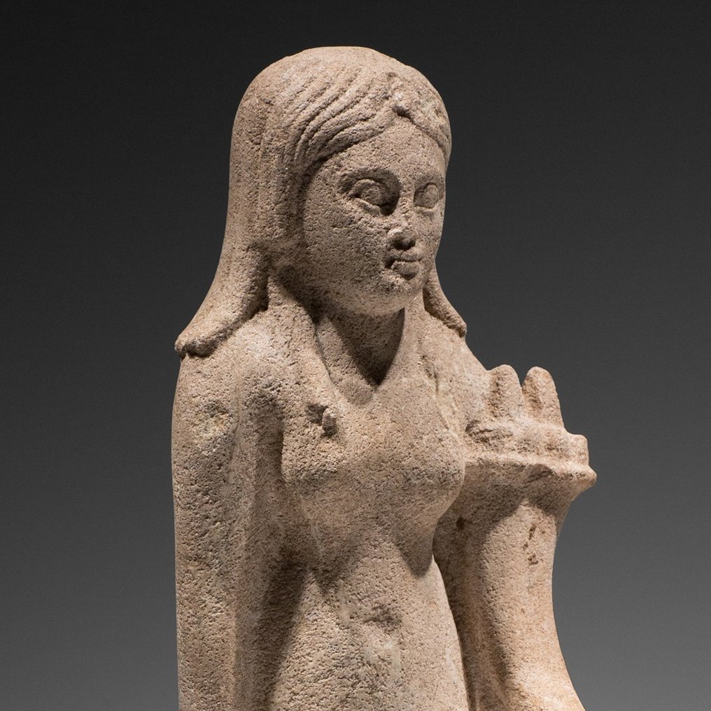 Forntida Egypten Härdad kalksten Skulptur av en drottning. Ptolemaisk period 332-30 f.Kr. 36,5 cm H. Spansk exportlicens. #2.2