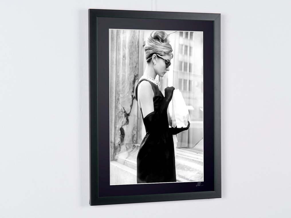 Breakfast At Tiffany's (1961) - Audrey Hepburn as "Holly Golightly" - Fine Art Photography - Luxury Wooden Framed 70X50 cm - Limited Edition Nr 03 of 30 - Serial ID - Original Certificate (COA), Hologram - 100% New. Shipping Reduction from 3 items #4.3