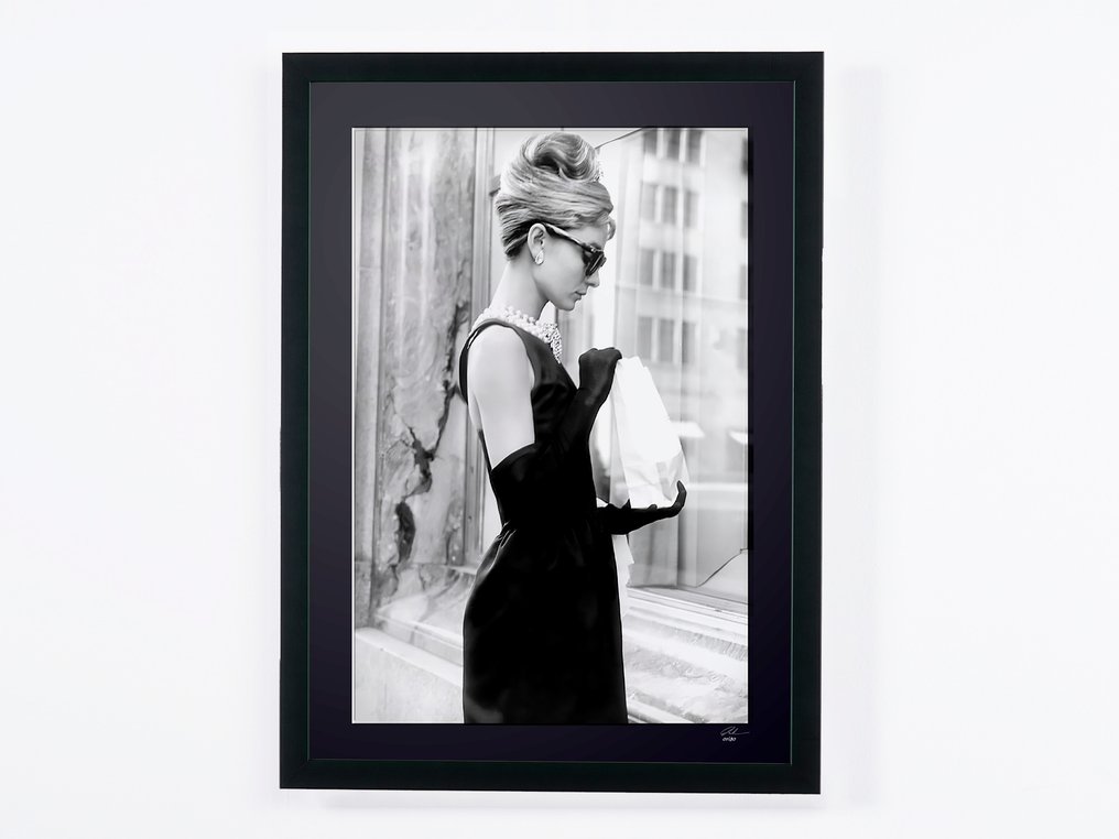 Breakfast At Tiffany's (1961) - Audrey Hepburn as "Holly Golightly" - Fine Art Photography - Luxury Wooden Framed 70X50 cm - Limited Edition Nr 03 of 30 - Serial ID - Original Certificate (COA), Hologram - 100% New. Shipping Reduction from 3 items #3.2