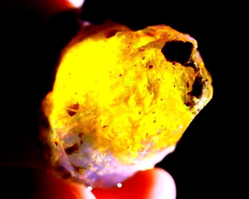 Opale de cristal éthiopienne de 122 carats Rugueuse - Hauteur : 35 mm - Largeur : 33 mm- 24.4 g #2.2