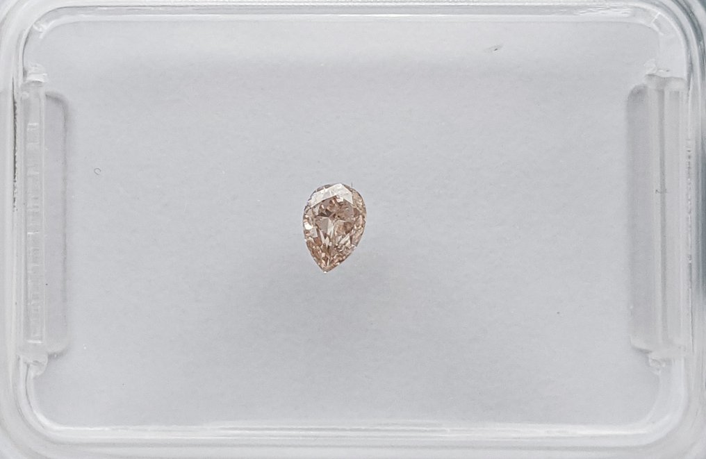 Sin Precio de Reserva - 1 pcs Diamante  (Color natural)  - 0.08 ct - Pera - Fancy light Marrón - SI2 - International Gemological Institute (IGI) #1.1