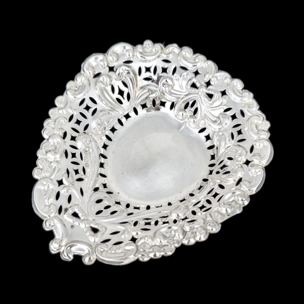 A & J Zimmerman (Arthur & John Zimmerman) (1903) Sterling silver heart-shaped trinket dish embossed with scrolls and bows - Bonbonkorb (1) - .925 Silber, Silber #2.1