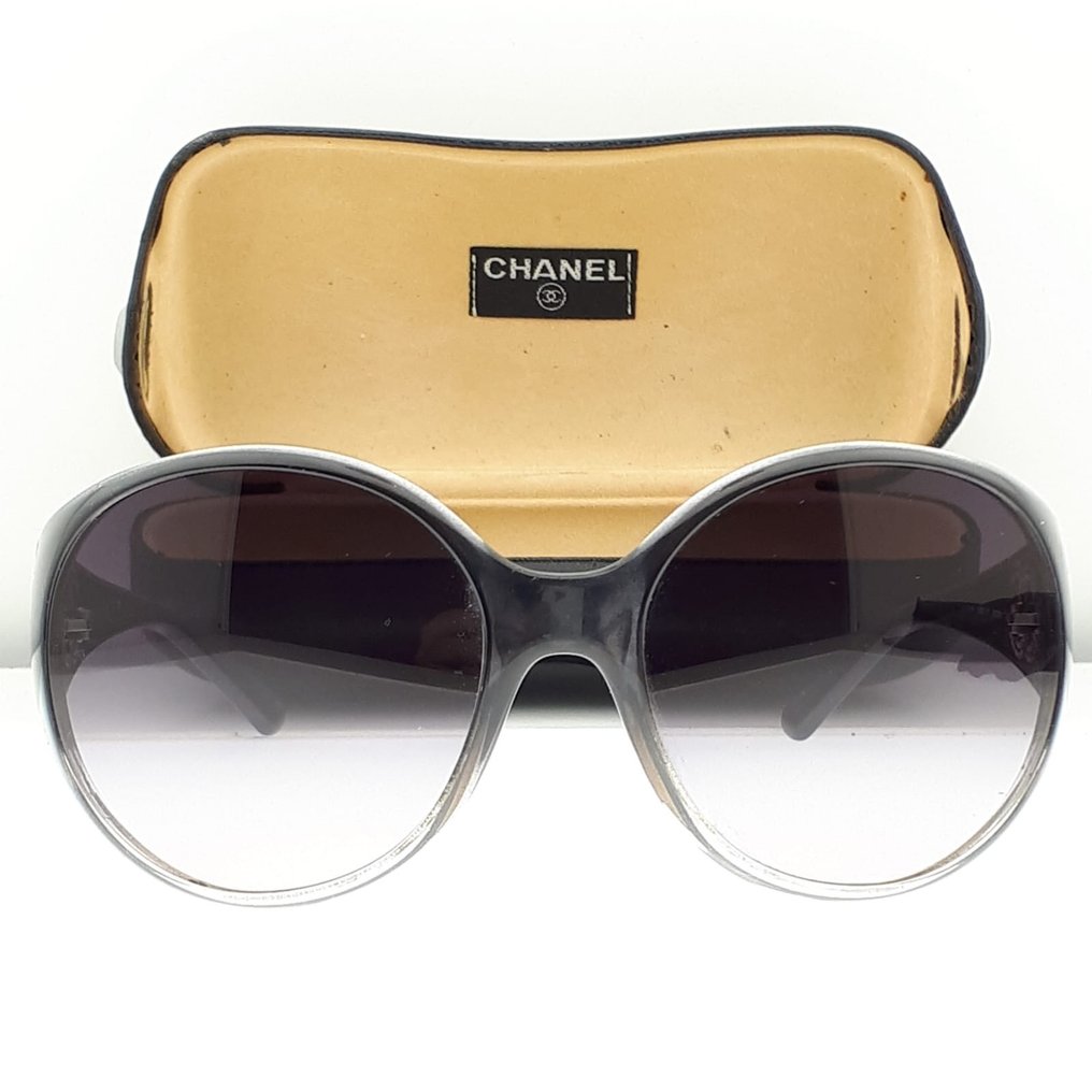 Chanel - Grey Oversized with Swarovski Crystal Chanel Temple Logo Details - Óculos de sol Dior #1.2