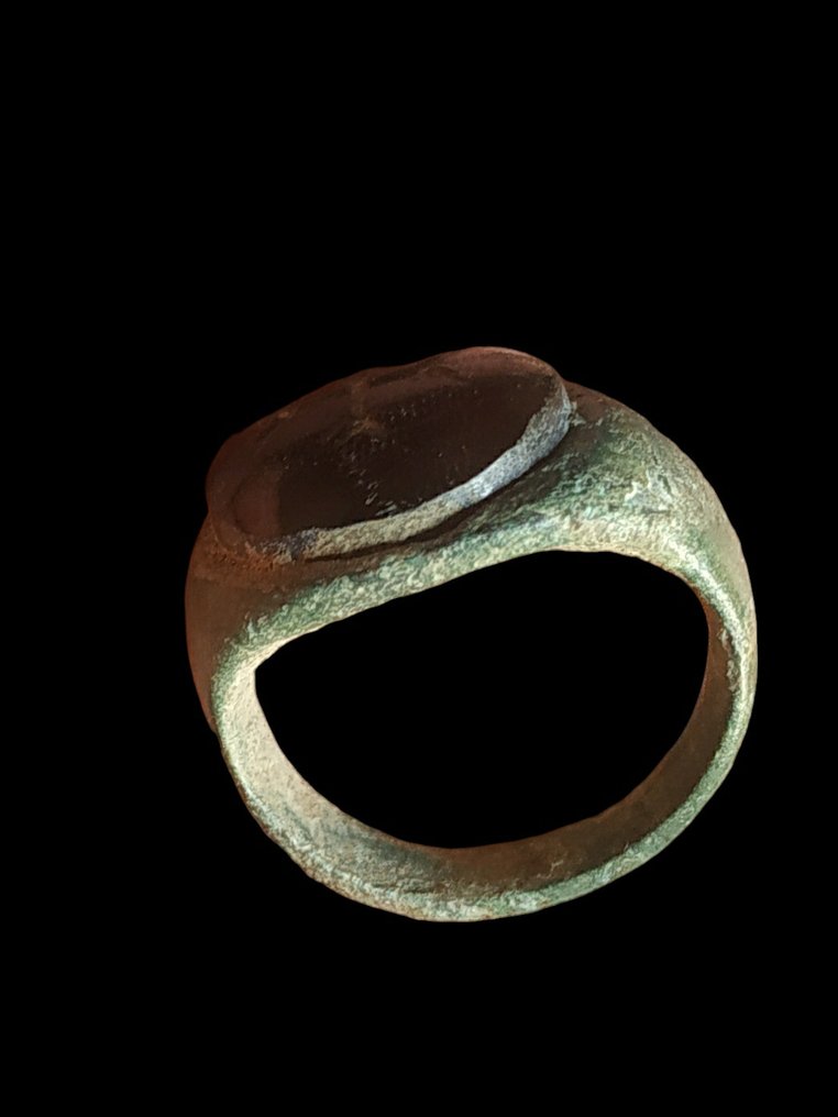Byzantijns Bronzen ring met edelsteen, uiterst zeldzaam kruis en meer in dit gesprek Ring  (Zonder Minimumprijs) #1.2