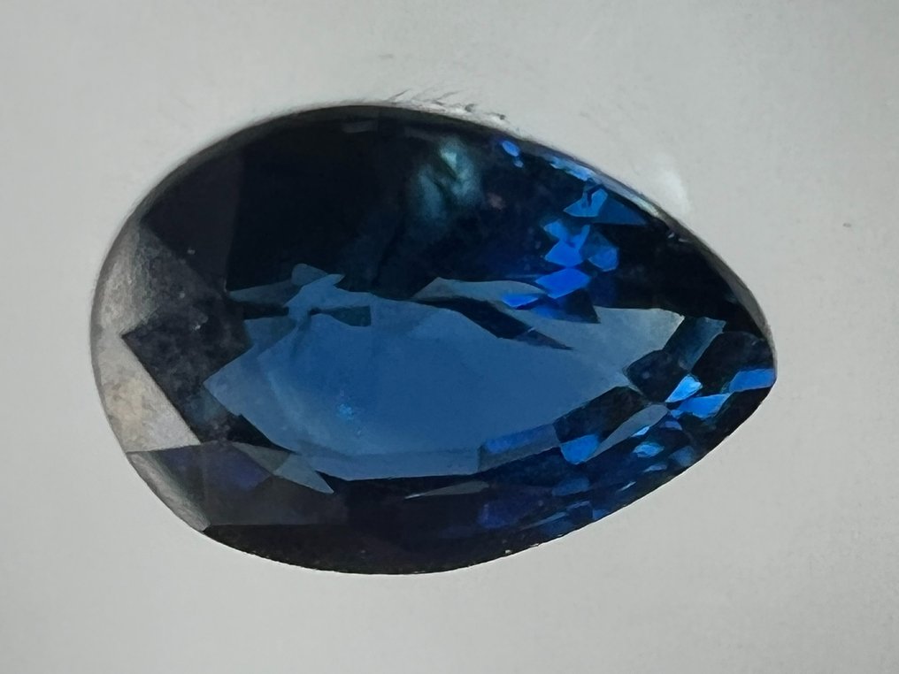 Albastru Safir  - 0.55 ct - ALGT (Laboratorul pentru testarea pietrelor prețioase din Anvers) - Albastru inchis #2.2