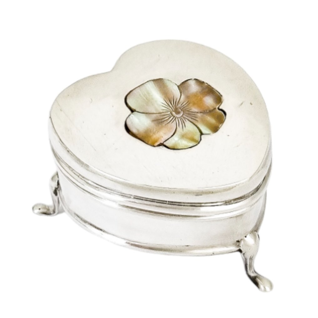 Cornelius Desormeaux Saunders & James Francis Hollings (Frank) Shepherd (1910) Sterling silver heart-shaped ring box with mother-of-pearl flower inlay and silk lining - Jewellery box (1) - .925 silver, Mother of pearl, Silk #1.2
