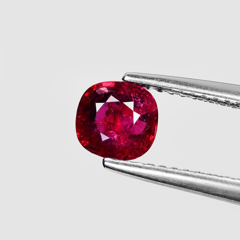 (Pigeon Blood) Red Ruby - 0.98 ct #1.1