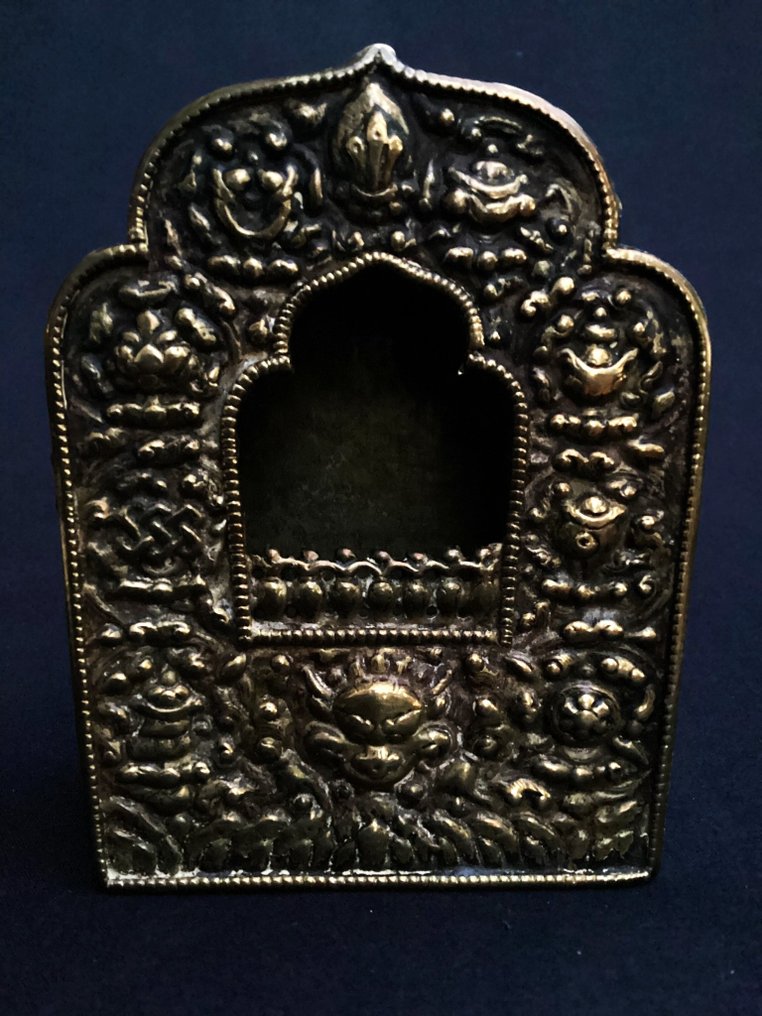 Antigua caja de oración/santuario de viaje Ghau, decorada con auspiciosos símbolos budistas - Bronce - Tíbet - finales del siglo XIX #1.1