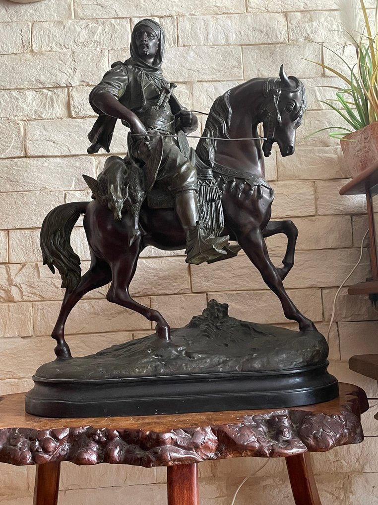 D'après Alfred Barye Fils et Emile Guillemin - Sculpture, Grand Cavalier Maure, Retour De Chasse - 108 cm - Bronze (patiné) #1.1