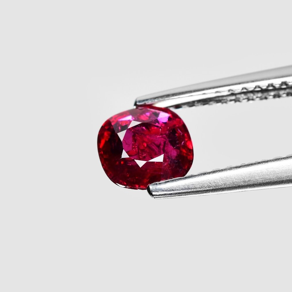 (Pigeon Blood) Red Ruby - 0.98 ct #2.1