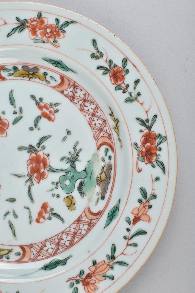 Plato - decorated in the famille verte palette with flowers - Porcelana #2.2
