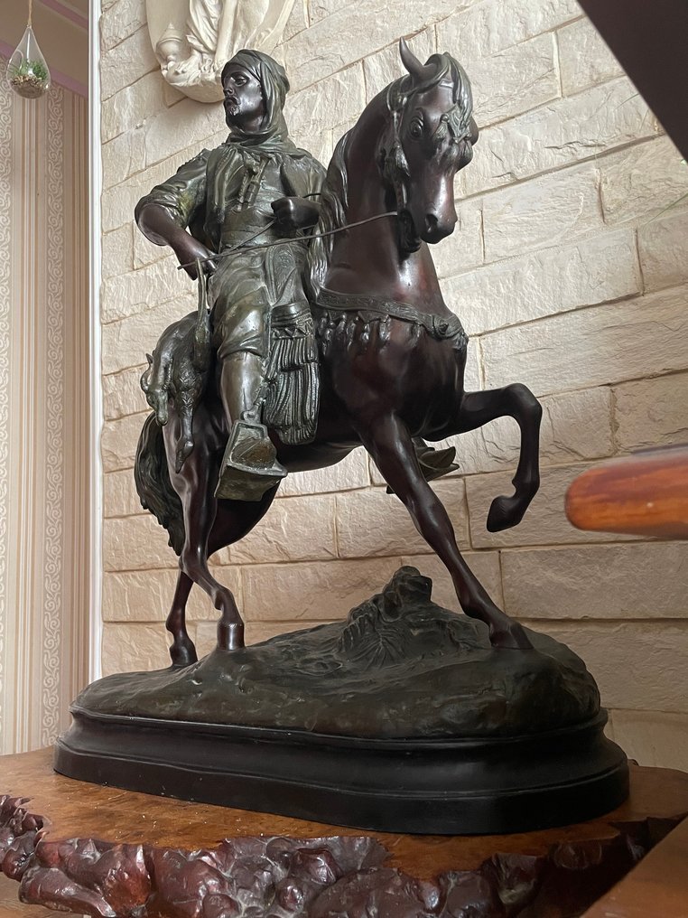 D'après Alfred Barye Fils et Emile Guillemin - Sculpture, Grand Cavalier Maure, Retour De Chasse - 108 cm - Bronze (patiné) #1.2