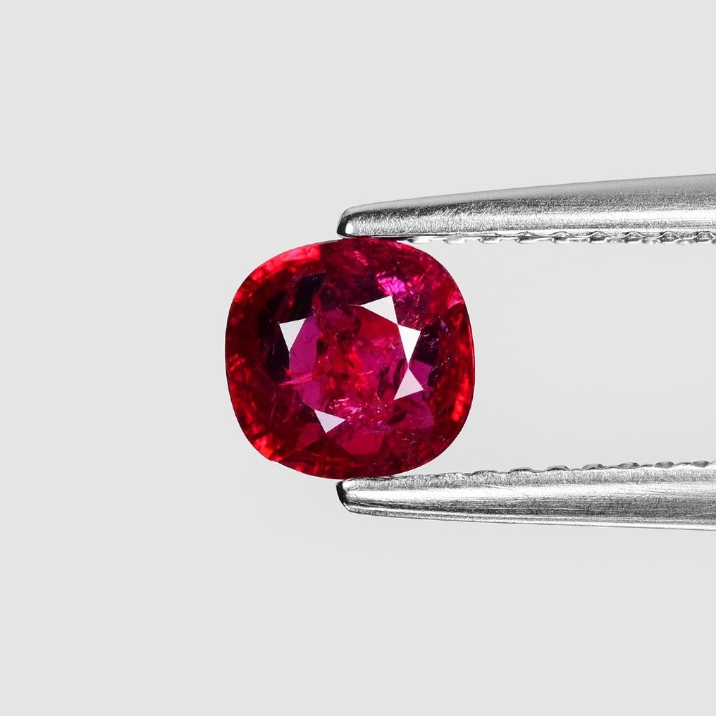 (Pigeon Blood) Red Ruby - 0.98 ct #1.2