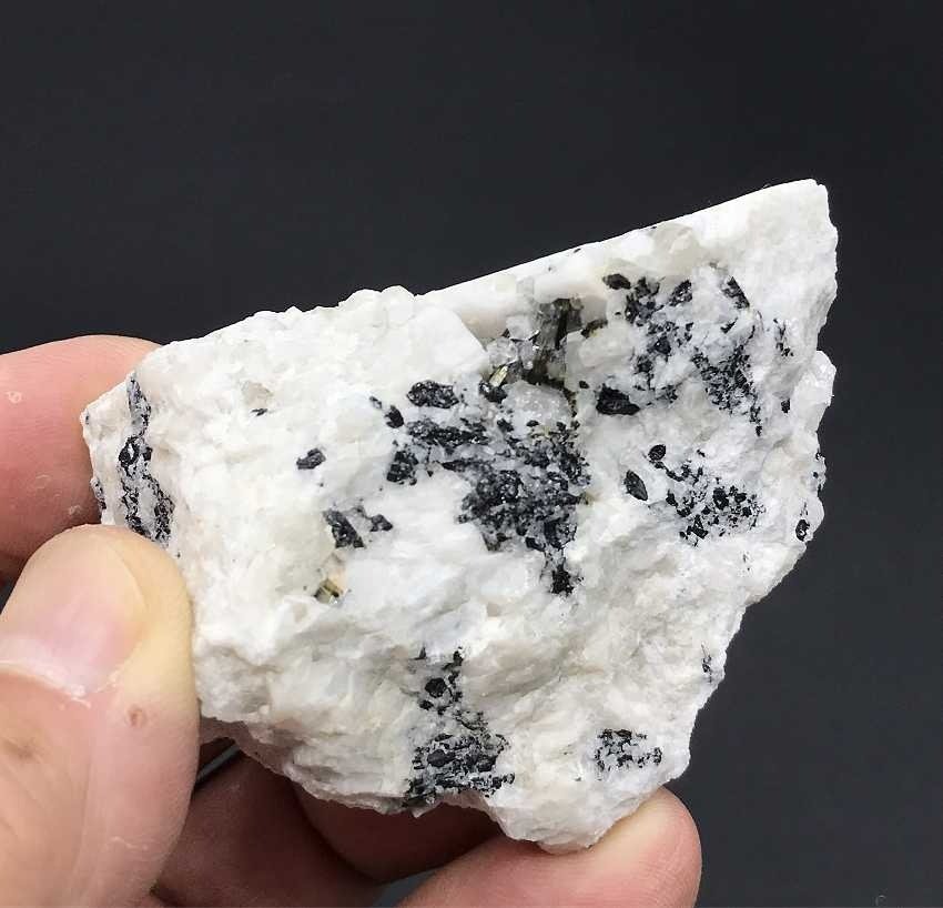 PEGMATIT ásványok Isola Elbából, Olaszországból Ásványgyűjtemény- 955 g - (14) #3.1