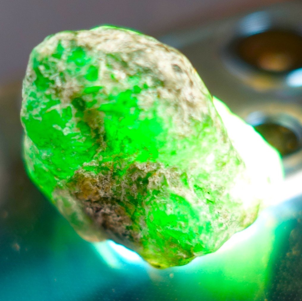 哥伦比亚祖母绿 Muzo（绿柱石的绿色品种） 半透明宝石原石 - 60.50 克拉。 - 高度: 30 mm - 宽度: 10 mm- 12.1 g #1.1