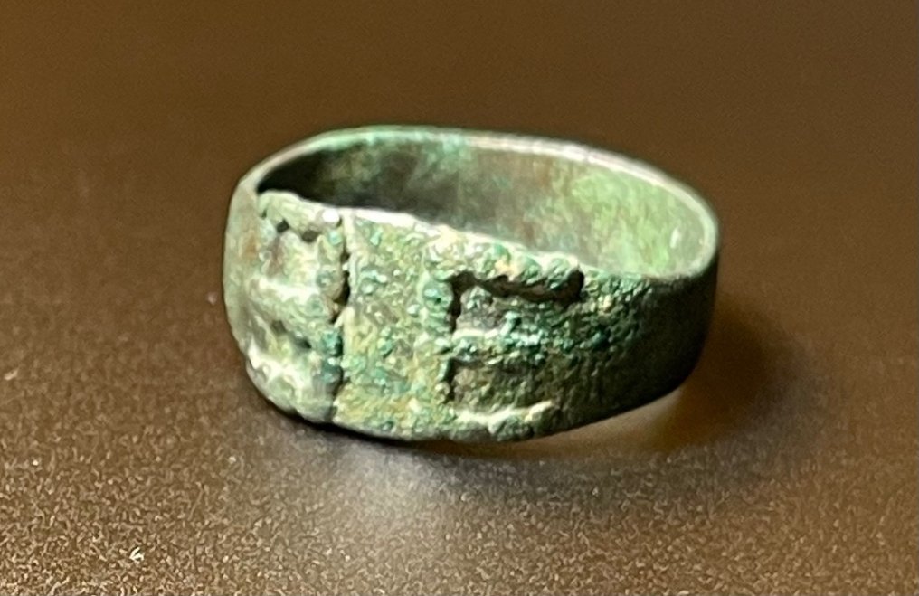Middelalderen, Korsfarernes tid Bronse Interessant signert ring med initialer E E (en E retrograd). Med en østerriksk eksportlisens. #2.1
