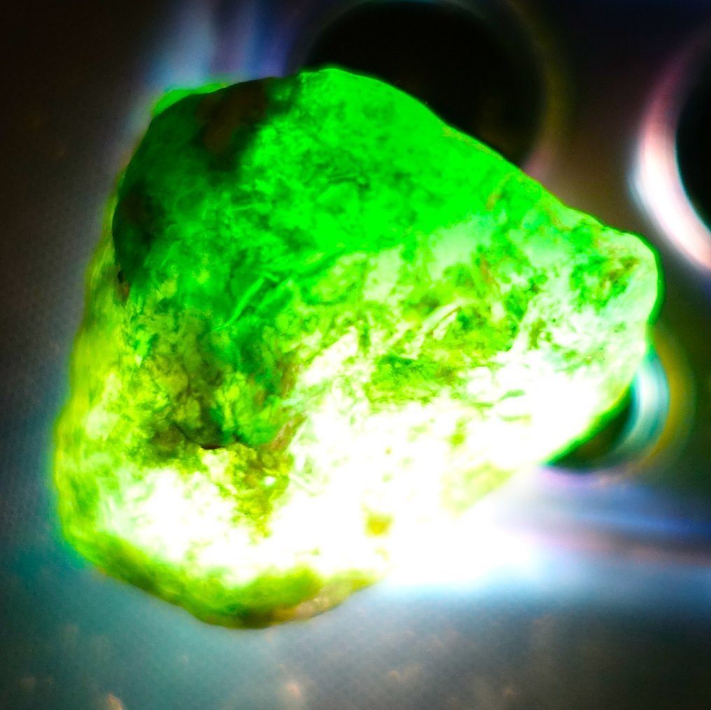 哥伦比亚祖母绿 Muzo（绿柱石的绿色品种） 半透明宝石原石 - 60.50 克拉。 - 高度: 30 mm - 宽度: 10 mm- 12.1 g #1.2