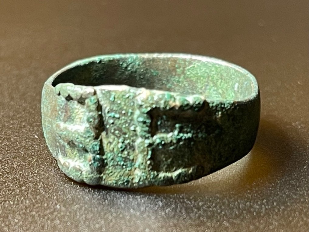 Middelalderen, Korsfarernes tid Bronse Interessant signert ring med initialer E E (en E retrograd). Med en østerriksk eksportlisens. #2.2