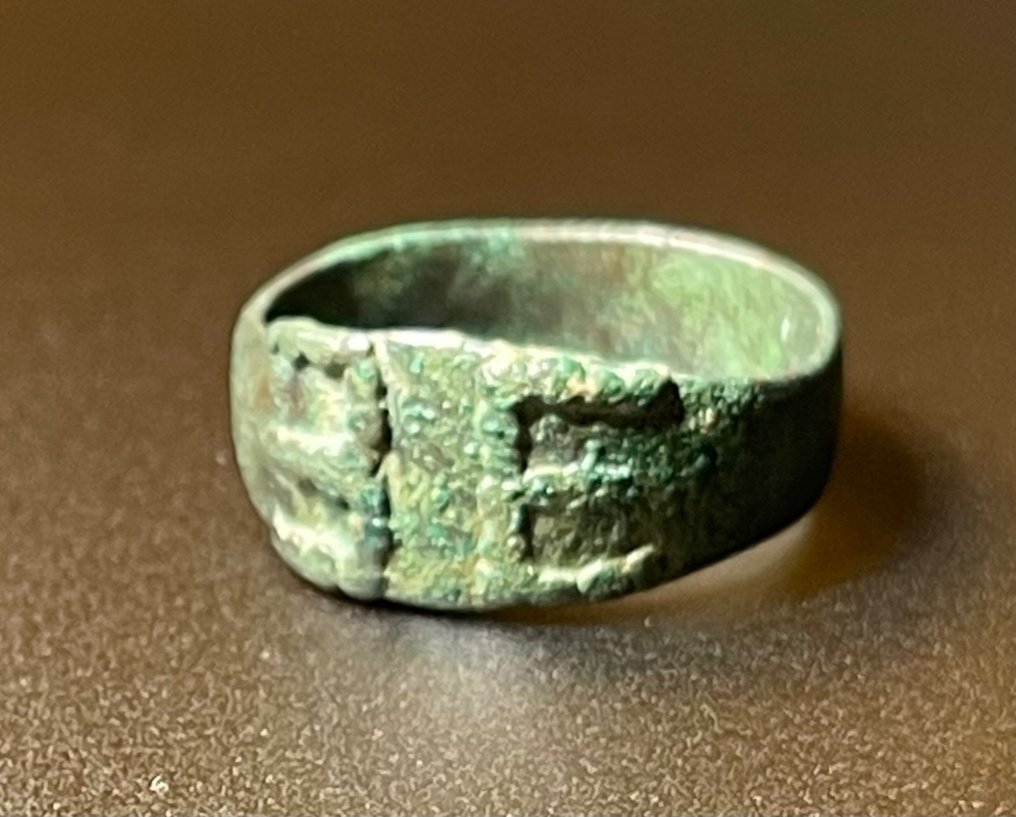 Mittelalter, Epoche der Kreuzritter Bronze Interessant signierter Ring mit den Initialen E E (ein E retrograd). Mit österreichischer #1.1
