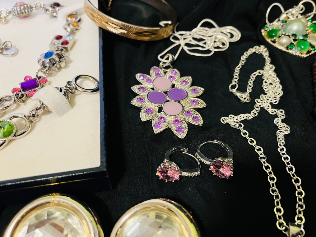Coleção temática - Coleção de diversas joias, broches, colares e pulseiras de strass #3.1