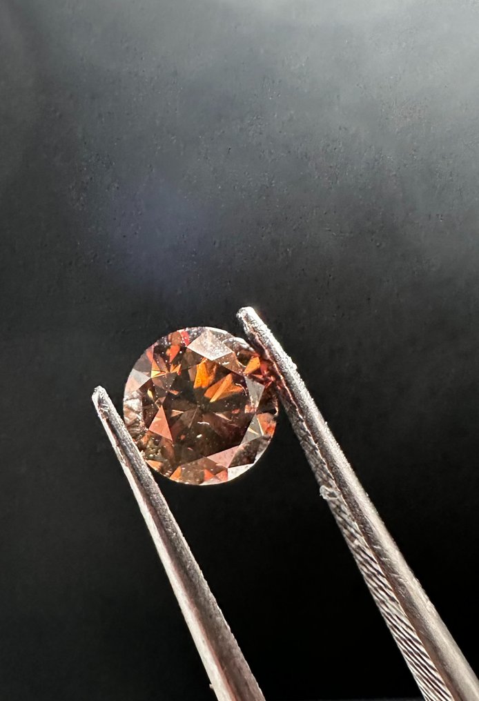 1 pcs Diament - 0.48 ct - brylantowy, okrągły - fantazyjny głęboko pomarańczowawo-brązowy - SI1 (z nieznacznymi inkluzjami) #2.1
