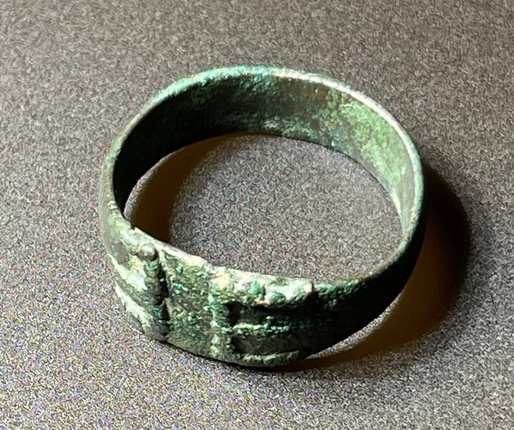 Mittelalter, Epoche der Kreuzritter Bronze Interessant signierter Ring mit den Initialen E E (ein E retrograd). Mit österreichischer #3.2
