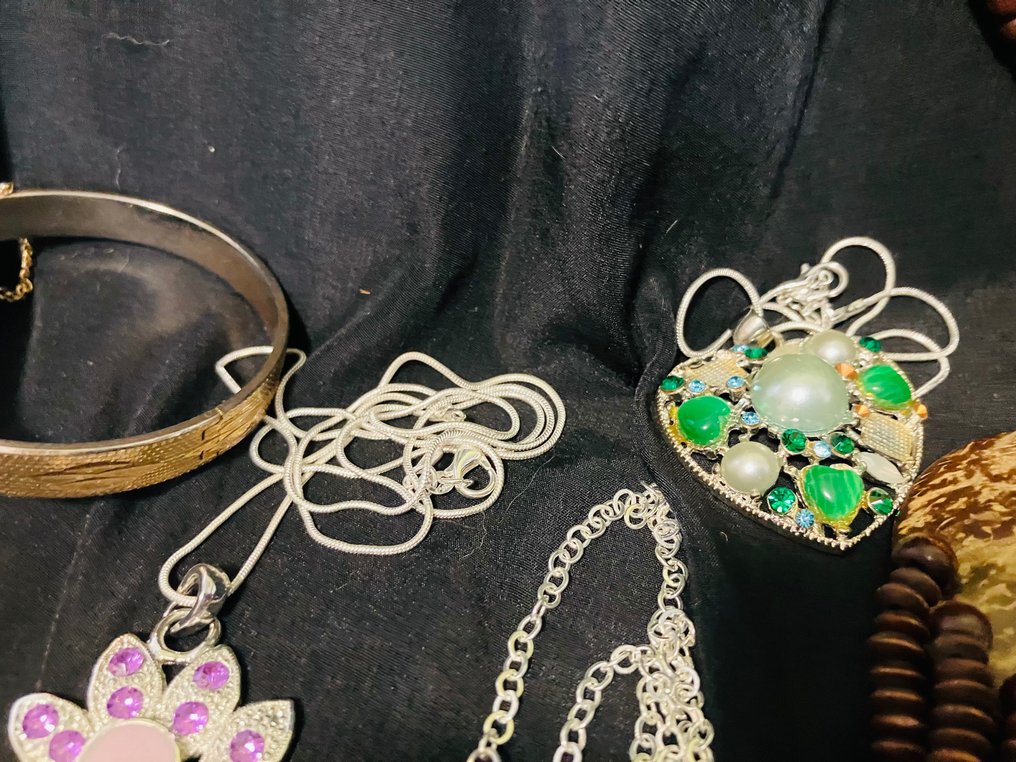 Coleção temática - Coleção de diversas joias, broches, colares e pulseiras de strass #3.2