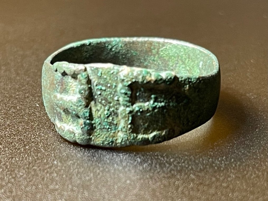 Mittelalter, Epoche der Kreuzritter Bronze Interessant signierter Ring mit den Initialen E E (ein E retrograd). Mit österreichischer #3.1