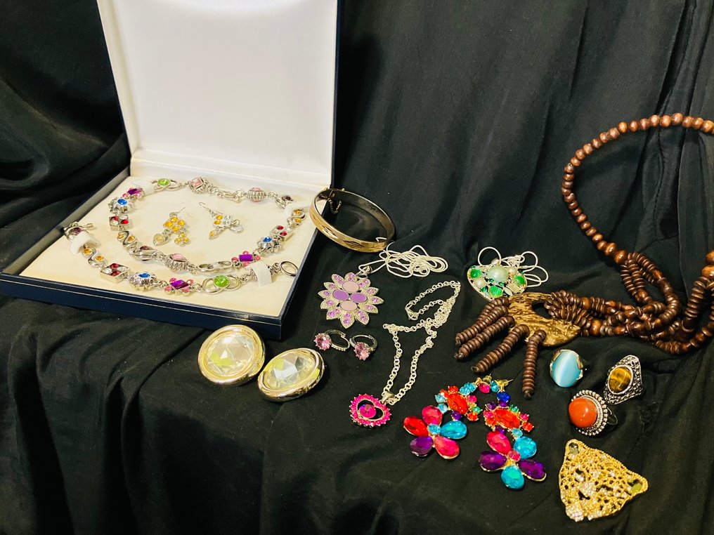 Coleção temática - Coleção de diversas joias, broches, colares e pulseiras de strass #1.1