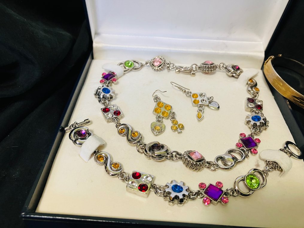Coleção temática - Coleção de diversas joias, broches, colares e pulseiras de strass #2.1