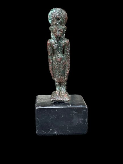古埃及 青銅色 罕見的塞赫邁特雕像。 - 9 cm #1.2