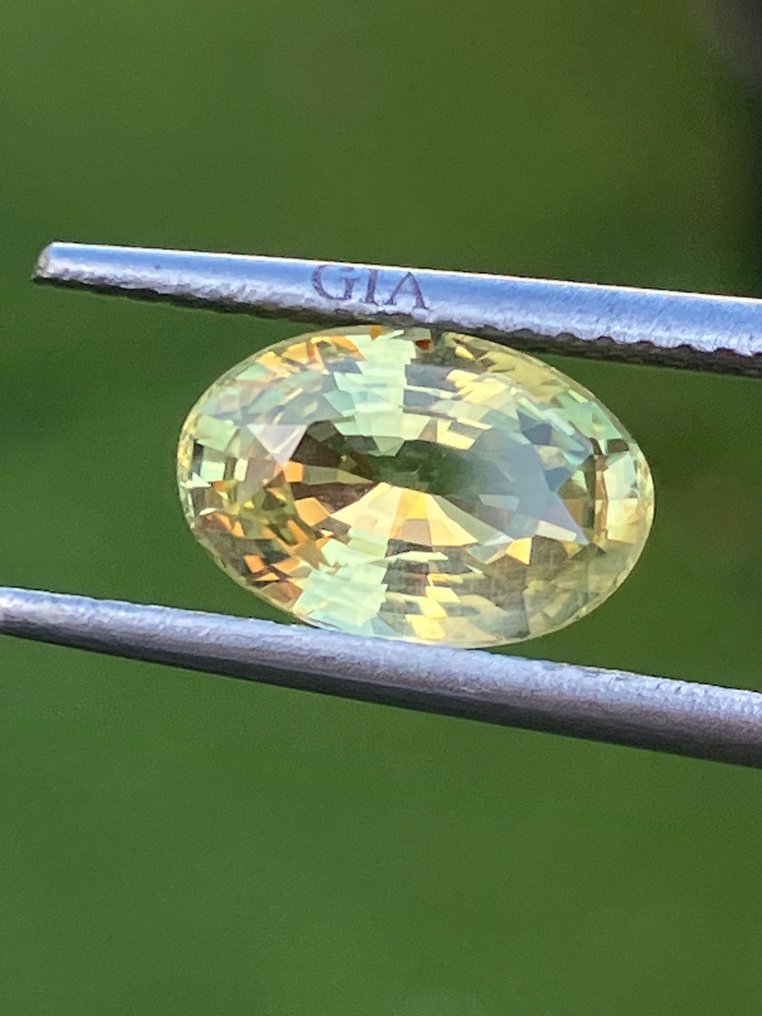 1 pcs  绿色, 黄色 金绿宝石  - 2.32 ct - 美国宝石研究院（GIA） #3.2