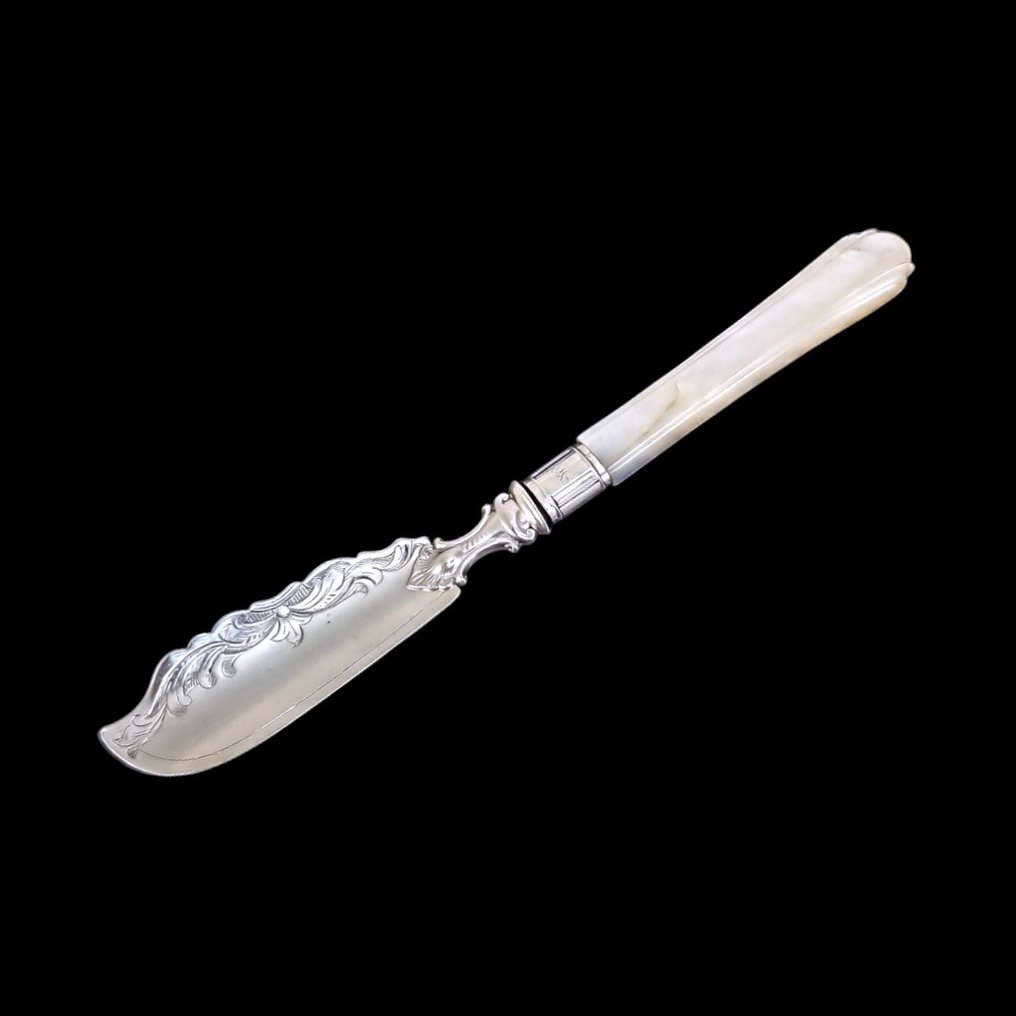 Martin, Hall & Co (1857) - Master butter knife / caviar spreader with foliate blade and thick nacre handle - Nóż stołowy - Macica perłowa, Srebro pr. 925 #1.1