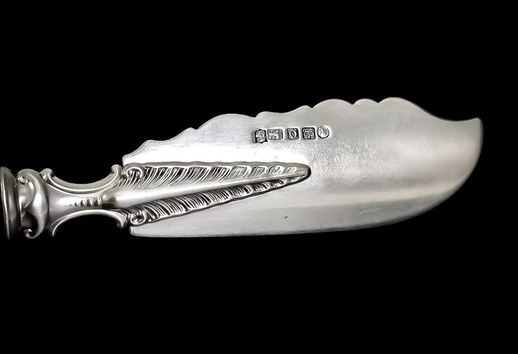 Martin, Hall & Co (1857) - Master butter knife / caviar spreader with foliate blade and thick nacre handle - Pöytäveitsi - .925 hopea, Helmiäinen #2.2