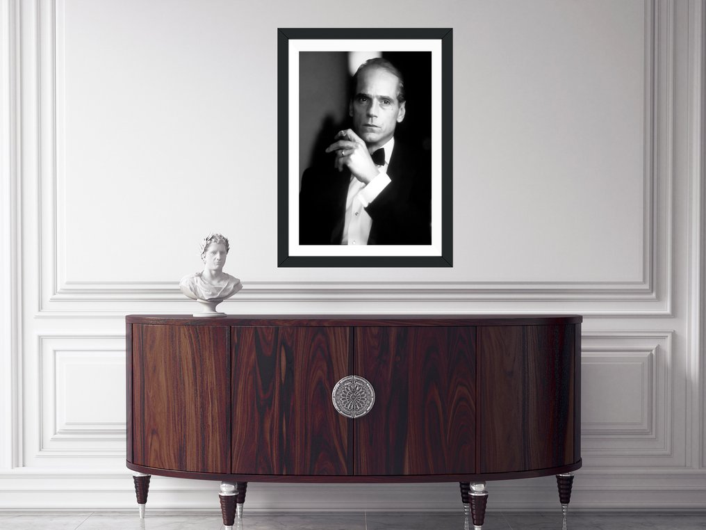 Jeremy Irons ‘Reversal of Fortune’ (1990) - Academy Awards Oscar 1991 - Fine Art Photography - Luxury Wooden Framed 70X50 cm - Limited Edition Nr 01 of 30 - Serial ID 17028 - Original Certificate (COA), Hologram - 100% New. Shipping Reduction from 3 items #2.1