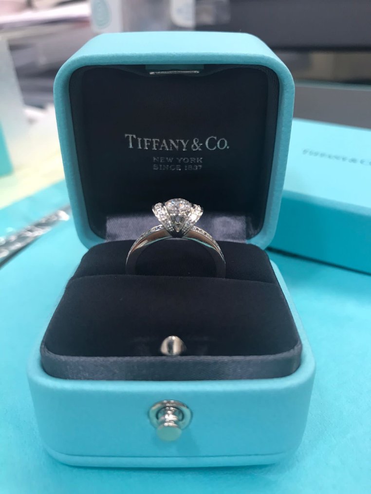 Tiffany & Co. - Ring - Tiffany Ribbon Platinum Diamond  (Natural) - Diamond #1.1