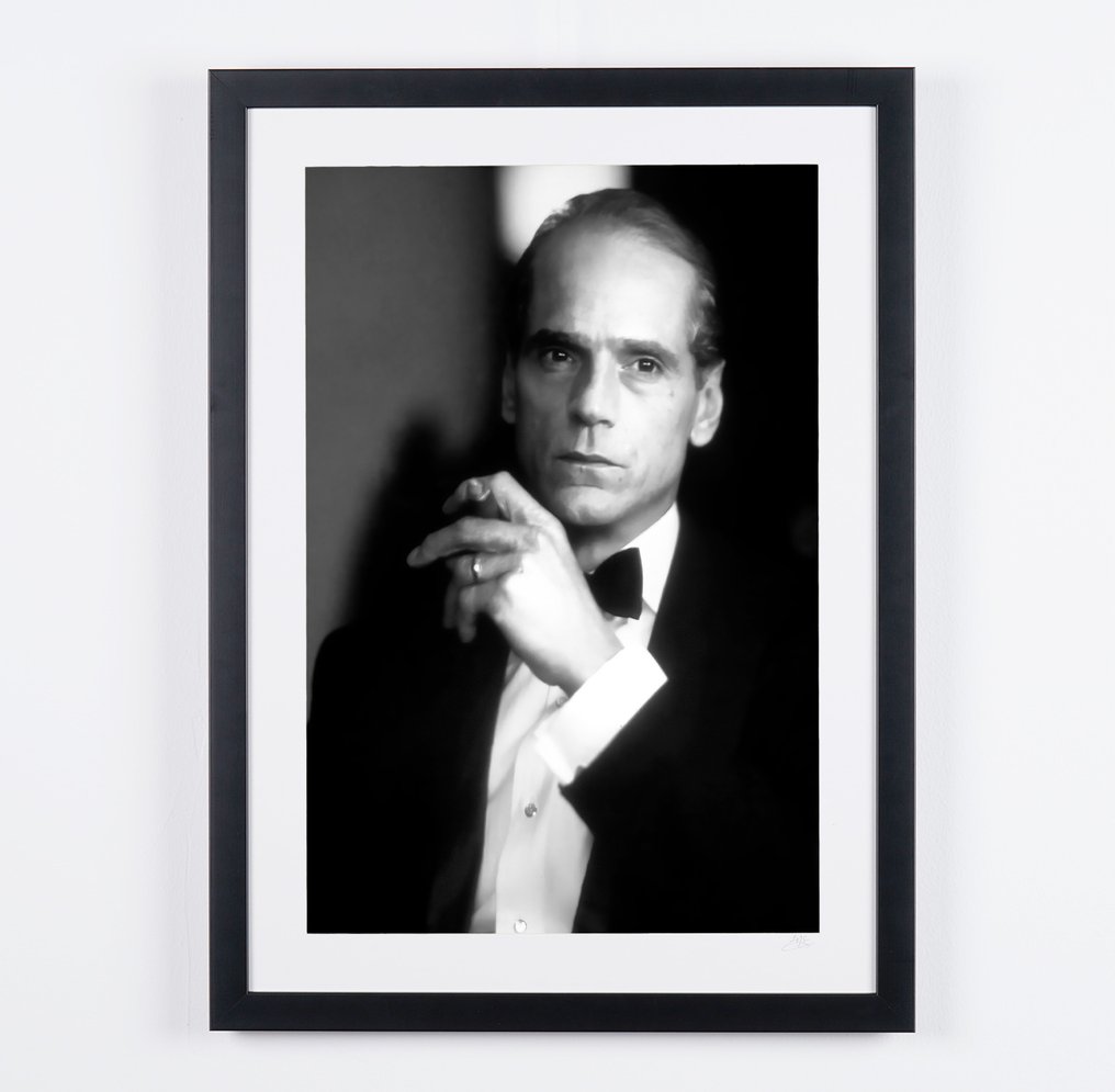 Jeremy Irons ‘Reversal of Fortune’ (1990) - Academy Awards Oscar 1991 - Fine Art Photography - Luxury Wooden Framed 70X50 cm - Limited Edition Nr 01 of 30 - Serial ID 17028 - Original Certificate (COA), Hologram - 100% New. Shipping Reduction from 3 items #1.0