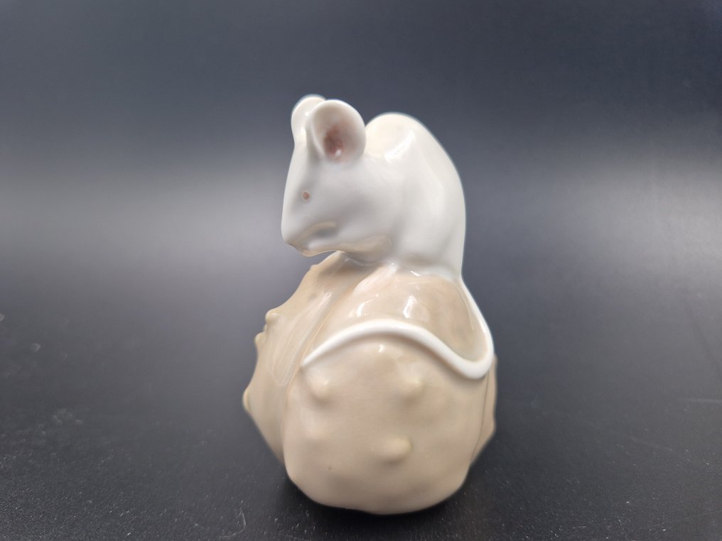 Royal Copenhagen - Eric Nielsen - Figurine - "Mouse on a chestnut tree" #511 - Porcelain #1.3