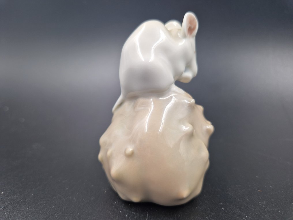 Royal Copenhagen - Eric Nielsen - Figurine - "Mouse on a chestnut tree" #511 - Porcelain #3.2