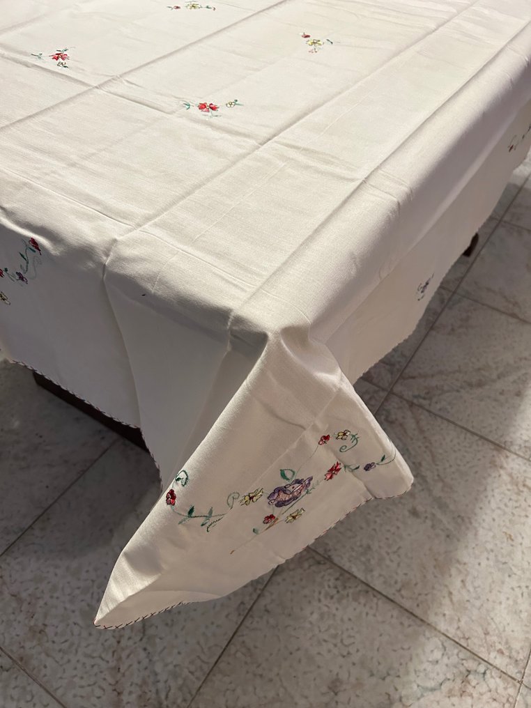 Pure Linen - Flower Embroidered Tablecloth - Tablecloth  - 140 cm - 140 cm #1.1