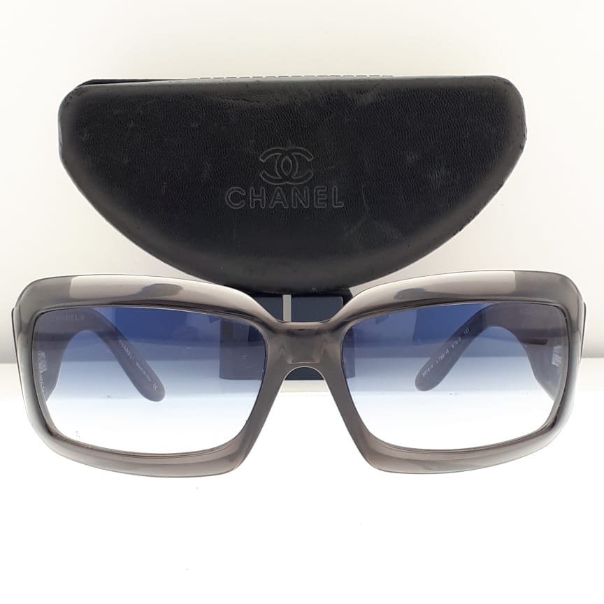 Chanel - Rectangle Grey with Mother of Pearl Chanel Logo Temple Details - Sonnenbrille #1.2