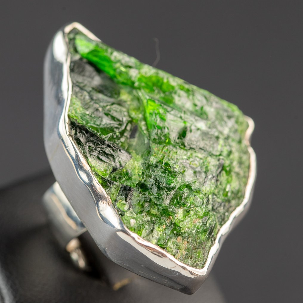 Ring with a stone of great charm A Beautiful Diopside Chrome Gemstone In The Rough State - Height: 45 mm - Width: 32 mm- 30 g #1.2